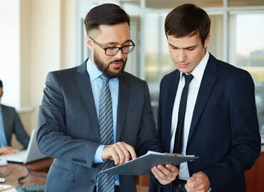 Provides expertise on legal matters and compliance. - PG模拟器